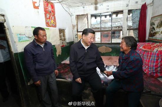 2017年6月,习近平到山西考察,深入吕梁山区调研深度贫困地区脱贫攻坚大计。(图片来源:新华网)