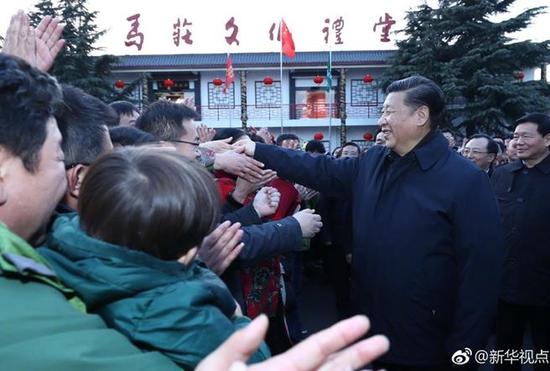 2017年12月12日下午,习近平到江苏徐州马庄村考察。(图片来源:新华网)